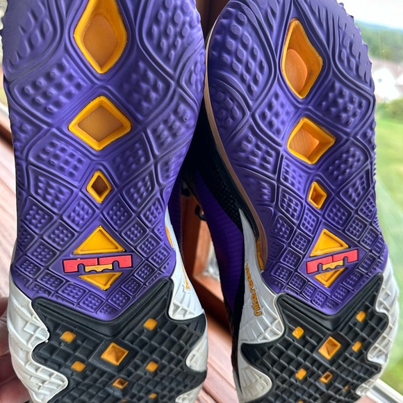 LeBron James Basketball shoe - Picture 3 of 6